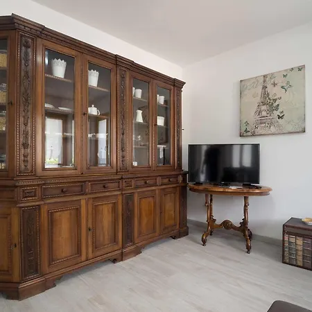 Ora E Peler Apartment